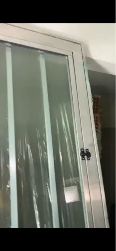 Porta de aluminio com parte aberta em cima e com trava