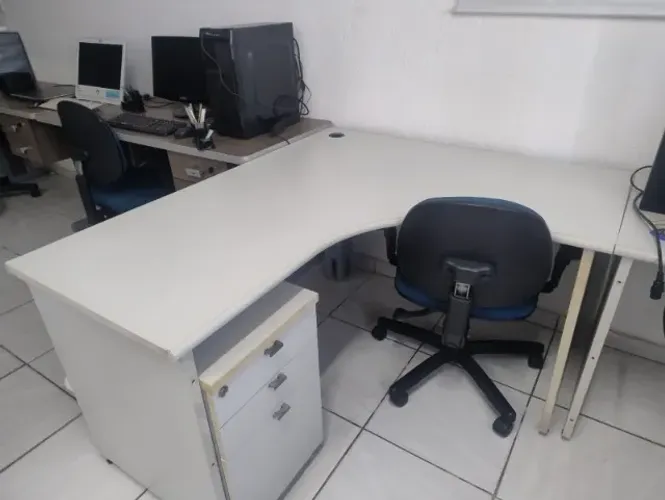 Conjunto de Mesa em L para Estação de Trabalho c/ Cadeira e Gaveteiro em MDF Branco