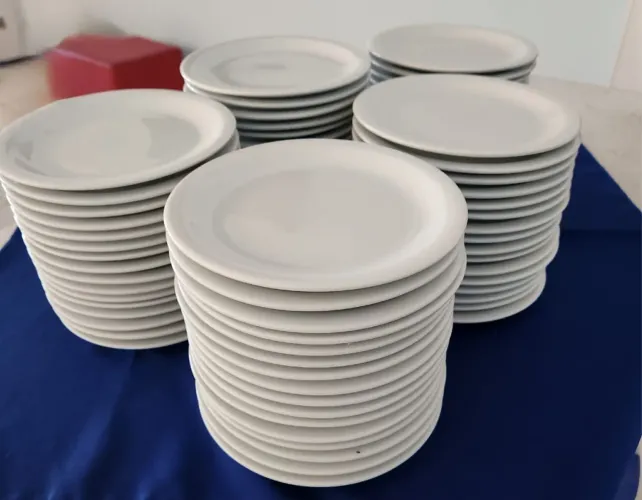 Pratos de porcelana branca