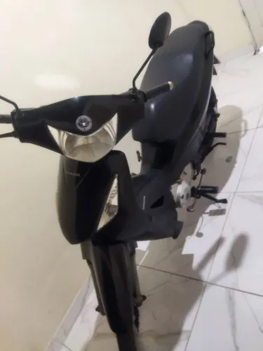 Vendo uma moto biz licenciada emplacada toda certinha dois pneus novos toda original