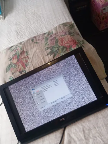 Vendo uma tv, 14 polegadas.... funcionando tudo não é smart 