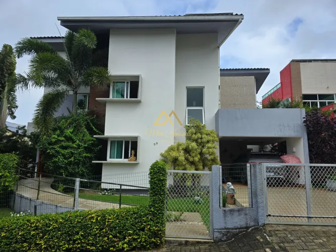 Vendo essa confortável e elegante casa, em condomínio de luxo, com acessibilidade, rampa e