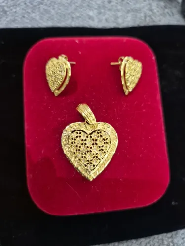 Brincos e pingentes em ouro e diamantes