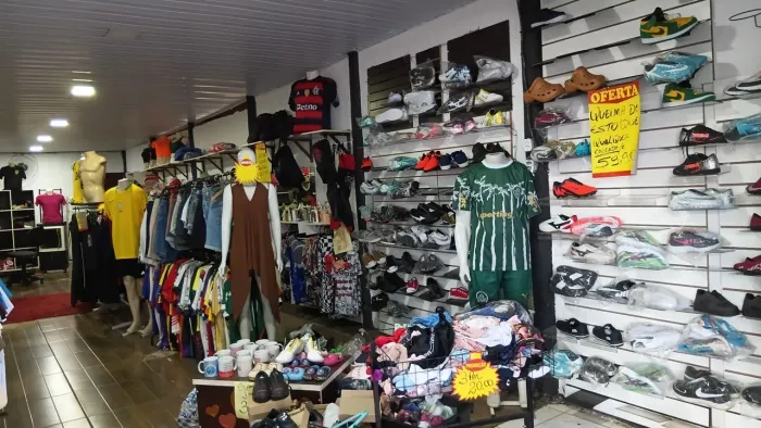 Móveis e roupas 