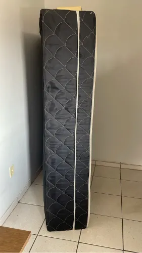 Vendo duas camas, uma casal e outra solteiro.