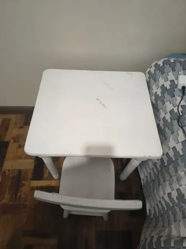 Mesa e 1 cadeira usada