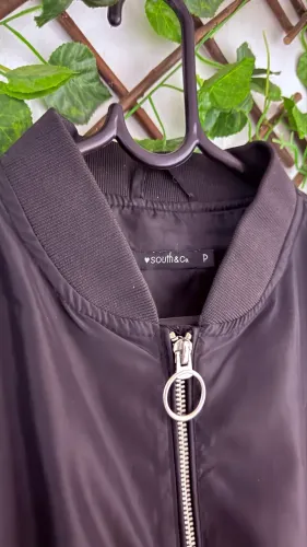 Jaqueta bomber cropped preta da South