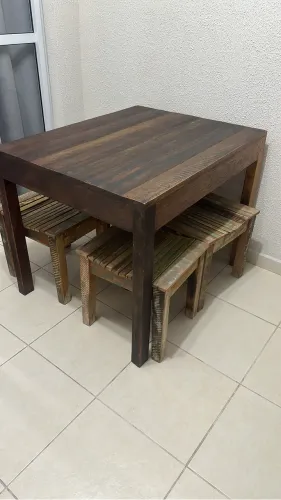 MESA COM 04 BANQUETAS PARA ÁREA GOURMET - MADEIRA DE DEMOLIÇÃO