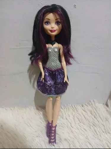 Raven Queen Básica Ever After High