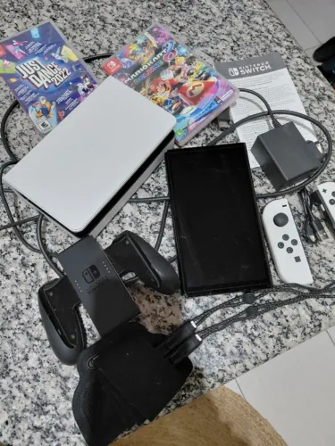 NINTENDO SWITCH nunca usado, com chip destravado e 2 jogos de brinde!