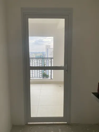 Porta metálica e vidro lavanderia