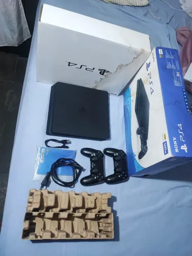 Vendo PS4 SLIM 1tb desbloqueado com 2 controles com caixa tá na atualização 13.52
