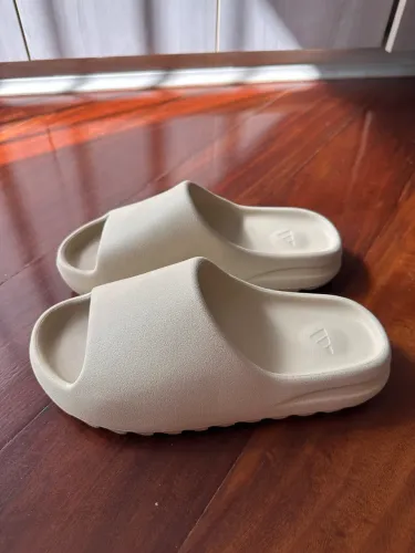 Yeezy slide Bone