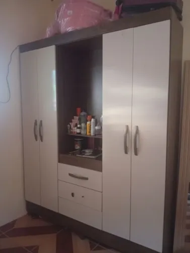 Tô vendendo um guarda-roupa de casal
