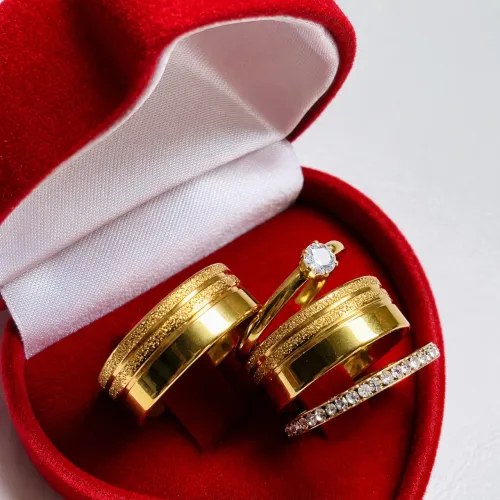 Par de Alianças Diamantada C/Frisos Grossa 8mm + Solitária+ Aparador; Banho Ouro 18k