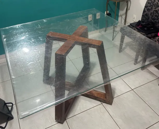 Mesa de jantar com tampo de vidro e base de madeira