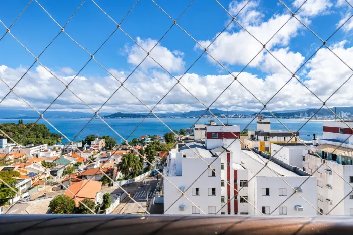 Apartamento com Vista Permanente para o Mar no Bom Abrigo