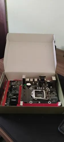 PLACA MÃE TAICON B85M USADA (COM DEFEITO EM UM SLOT DE RAM)