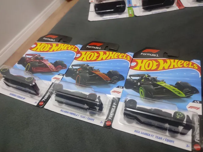 Hotwheels f1 Ferrari + 4 f1 lacradas, kit 5 formula 1 perfeitas no blister