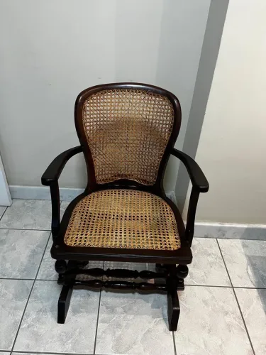 Cadeira de balanço de palha antiga 