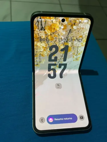 Z flip 6 com uma pequena mancha no display interno.