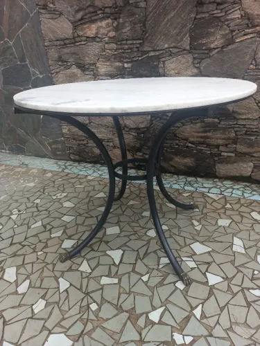 Mesa bistrô oval com tampo de mármore