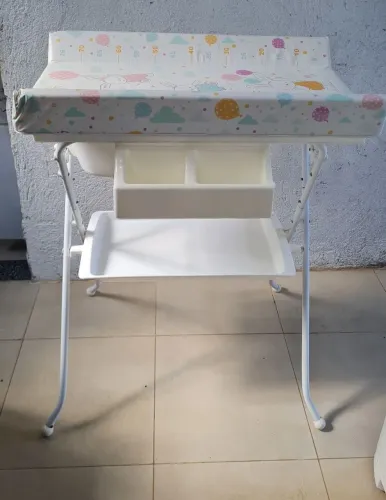Trocador de bebê com banheira
