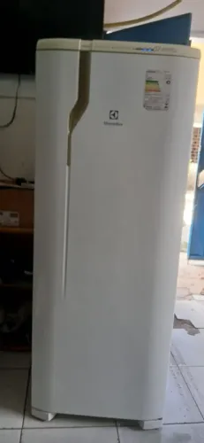 Geladeira Electrolux funcionando perfeitamente pintura original