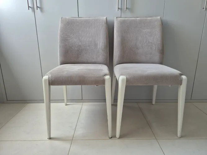 2 cadeiras tecido cinza e pés em laca branco