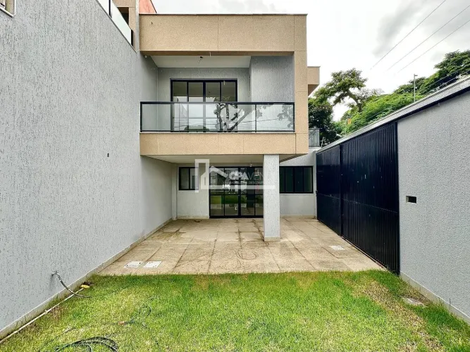 Casa à Venda no bairro Vila Clóris, 3Quartos sendo 1 Suíte, Varandas, 3 Vagas e Quintal.