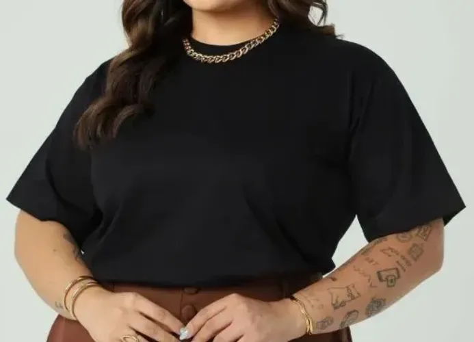 T-shirt plus size preta lisa