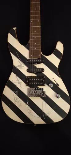 Guitarra Custom Autografada pela banda GRAVE DIGGER