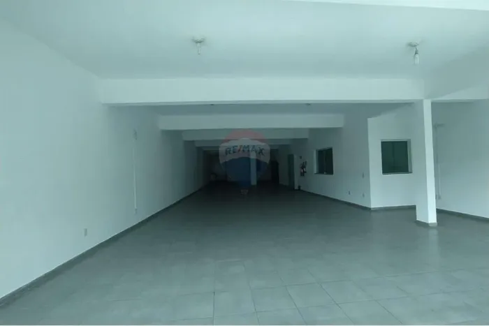 Excelente salão comercial para locação na Av. Itapark