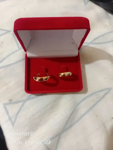 Vendo um par de alianças, nunca foi usada ,150 reais.