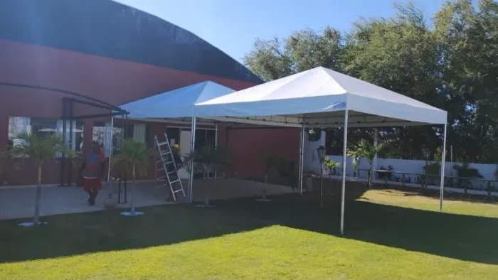 Aluguel tendas, praticável, disciplinador, camarim, stand,