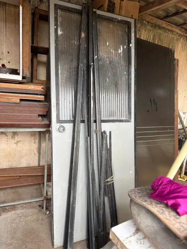 Porta com estrutura para dovisoria