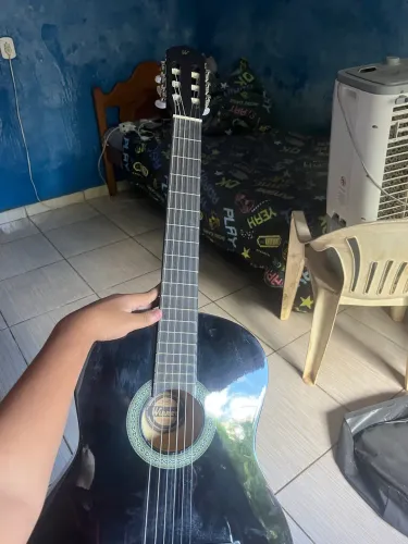 Vendo violão 200 reais com a capa dele deixo no terminal