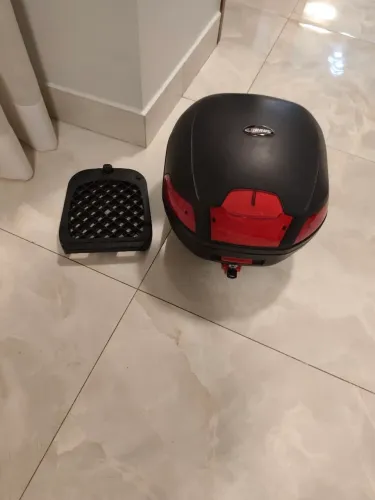 Baú de moto com suporte e duas chaves.