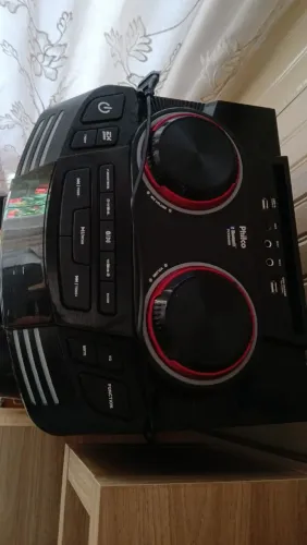 VENDO CAIXA DE SOM PRATICAMENTE NOVA NÃO TEVE 5 HORAS DE USO , APENAS VENDA!!