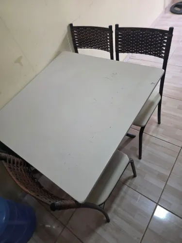 Vendo essa mesa com 4 cadeiras, 450 reais chama...