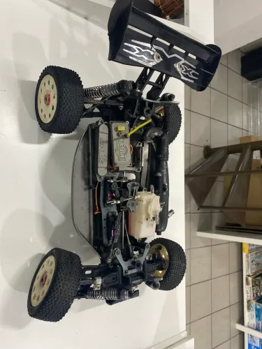 Chassis hyper 7.5 com servos no estado.