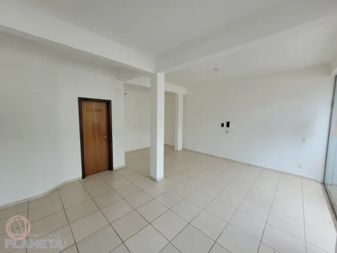 Sala comercial para locação na Barra do Rio Cerro