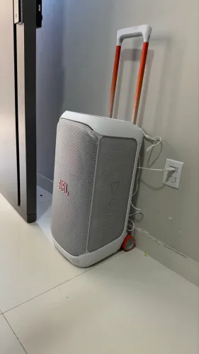 Jbl com 7 meses de uso possui só uma marca como mostra na foto