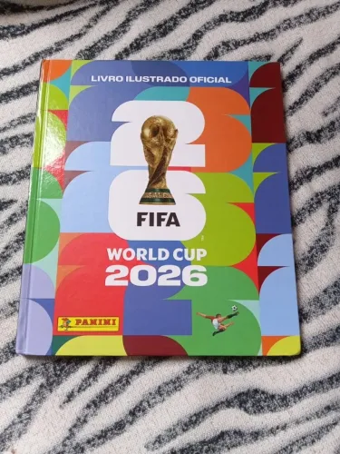 Álbum capa dura com 65 figurinhas coladas.