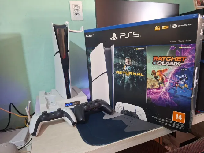 PS5 Slim 1T Semi novo 2 controles