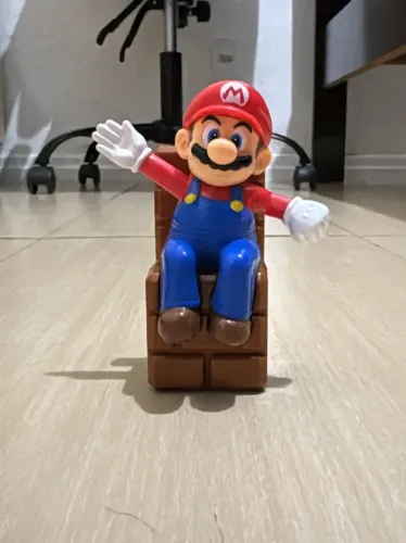 boneco do Mario sentado no bloco, colecionável McDonald's de 2017