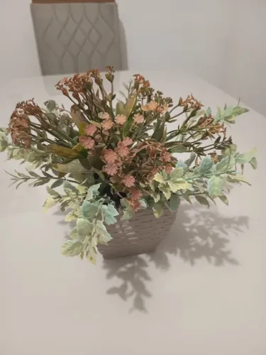 Arranjo Floral Artificial com Folhagens e Flores em Tons Rosé