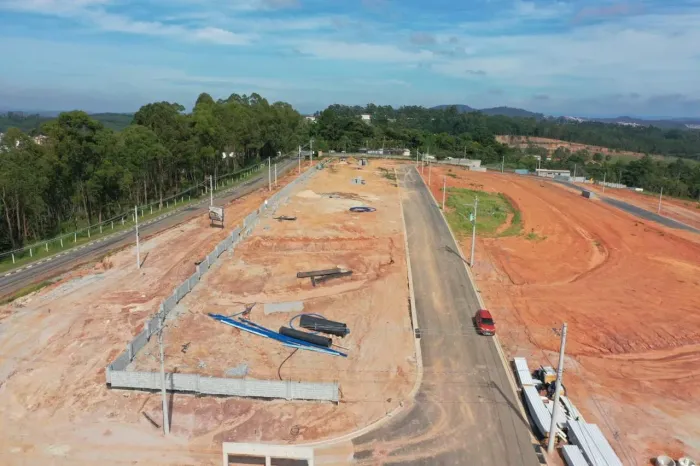 Loteamento Fechado com clube completo. Vista das colinas-Caieiras SP.