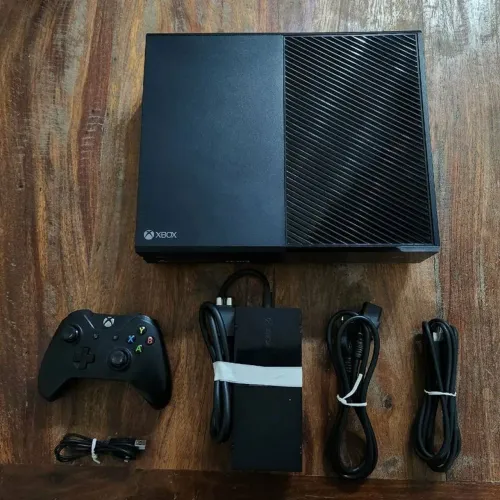 XBOXONE FAT TOP PRA VENDER LOGO COMPLETO JA COM JOGOS HD 500GB CONTROLE ORIGINAL