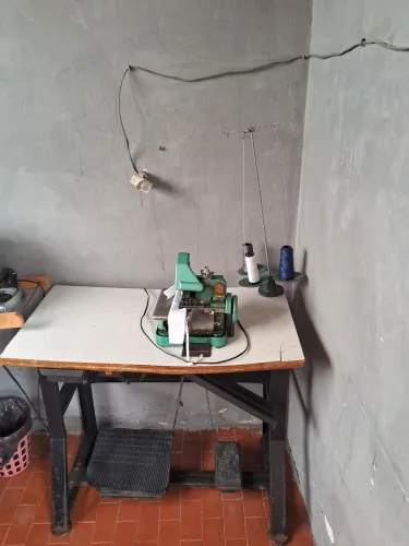 Máquina Overlock Industrial Singer